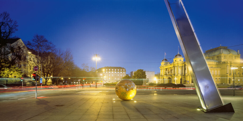 Ispred Hrvatskog narodnog kazališta
